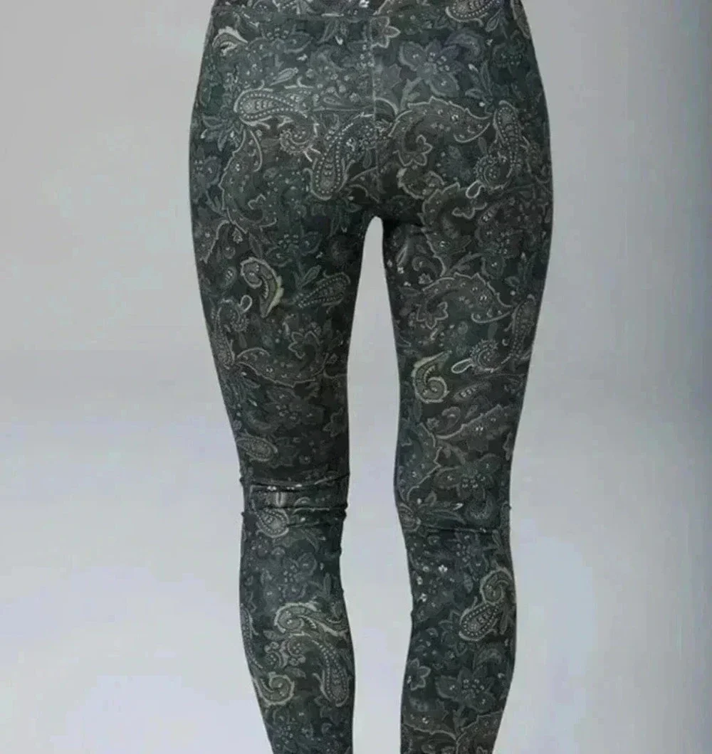 Kiragrace Paisley Print Leggings. Size Medium - Picture 7 of 7